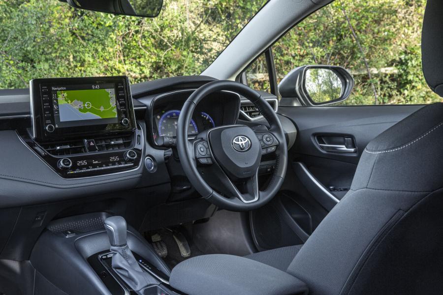 Интерьер Toyota Corolla Hybrid Sedan 2019 года  (UK) (фото 21 из 29)